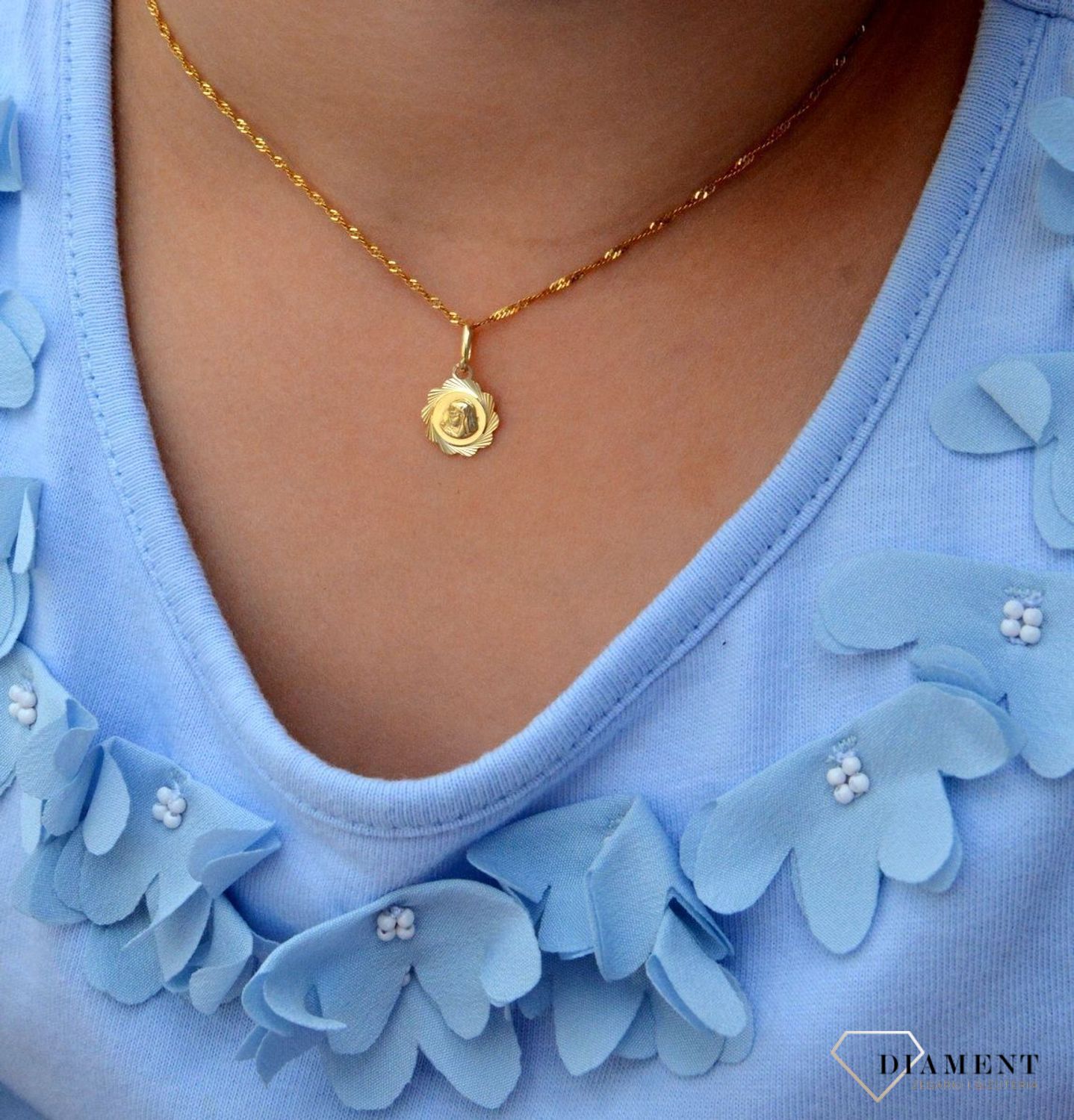 Złota zawieszka medalik Matka Boska ZA 5397 333. Medalik będący wspaniałą pamiątką i prezentem z okazji chrztu, komunii czy bierzmowania. Zawieszka wykonana ze złota próby 333. Piękna biżuteria o bogatej symbolice religijne.jpg